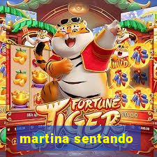 martina sentando